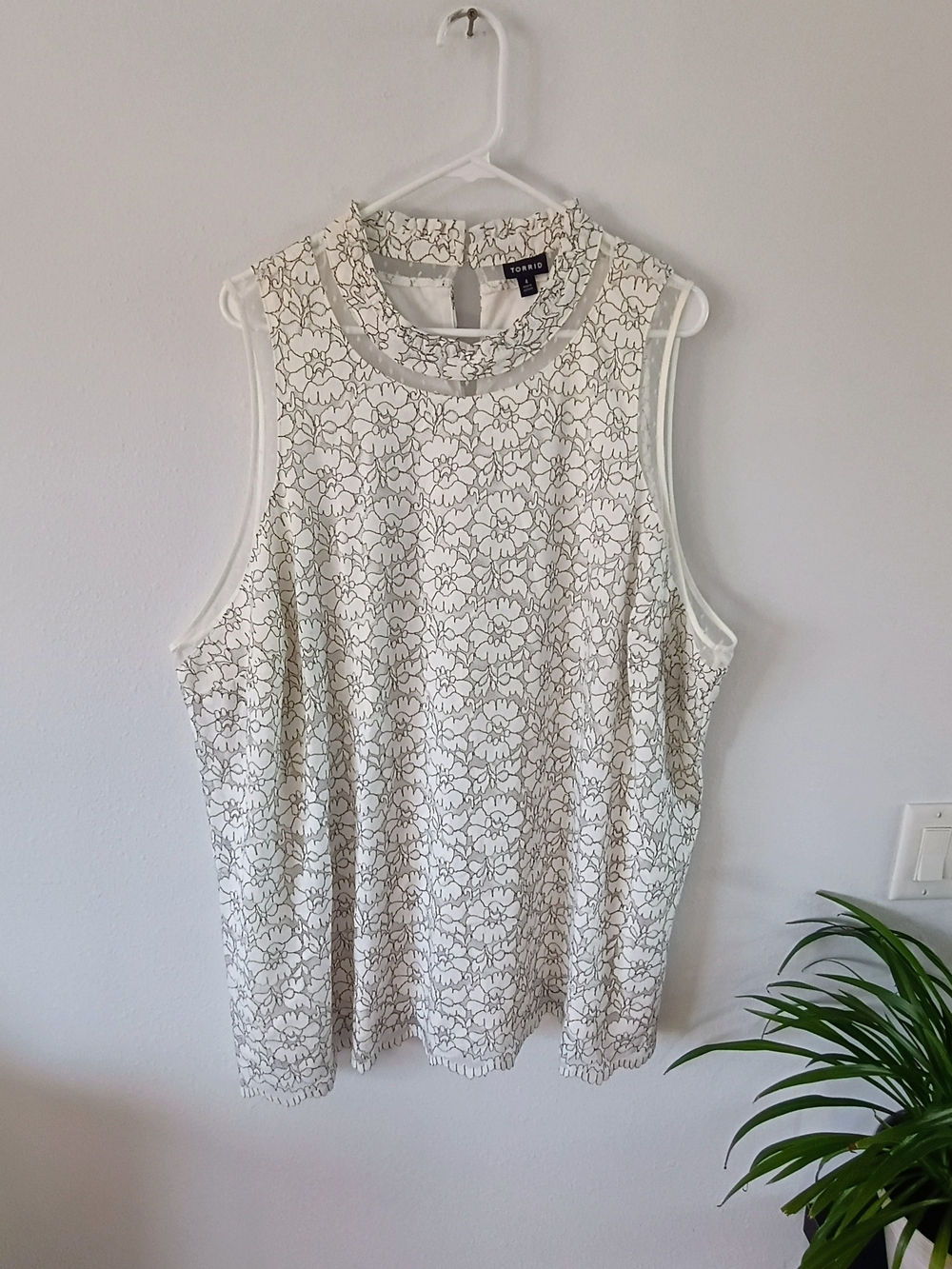 Torrid Size 4 Ivory Black Floral Lace Top High Neck Sleeveless Plus Size Keyhole